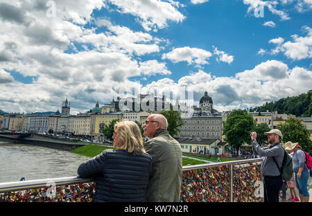 Salisburgo, Austria - 25 luglio 2017. Amore si blocca su Makartsteg ponte sopra il fiume Salzach a Salisburgo , Austria Foto Stock