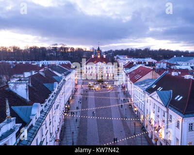 Vista aerea del centro storico di Tartu city hall (Raekoda) con decorazioni di Natale. Tartu, Estonia. Foto Stock