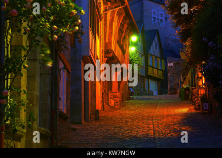 Dinan, Rue de Jerzual, Città Vecchia, crepuscolo, Bretagne, Bretagna Côtes d'Armor Dipartimento, Chateulin distict, Francia. Foto Stock