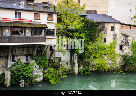 Riverside Brasserie e di case lungo il fiume Gave d' Aspe, Oloron-Sainte-Marie, Pyrenees-Atlantiques, Nouvelle-Aquitaine, Francia Foto Stock