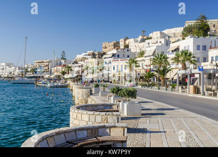 La città di Naxos lungomare, Isola di Naxos, Cicladi Grecia Foto Stock