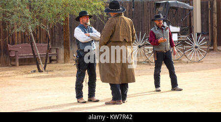 Uomini vestiti in selvaggio West cowboy vestiario sparatorie spettacolo. Rawhide Arizona Street, vecchia città di frontiera occidentale vecchia replica Foto Stock