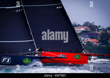 Jack nero con skipper di Mark Bradford oltrepassa la LDV Comanche skipper da Jim Cooney successivo all'inizio della 73nd Rolex Sydney Hobart Yacht Race 2017 sul Porto di Sydney. a Sydney, NSW, Australia. © Hugh Peterswald/Alamy Foto Stock