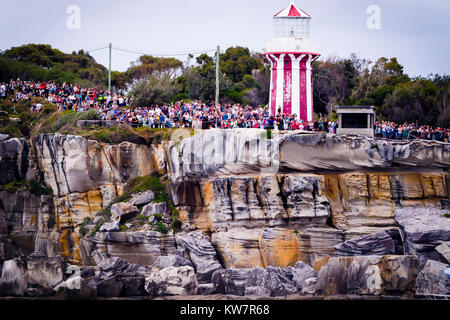 La folla di spettatori sulle sponde del porto di Sydney per l'inizio del 73nd Rolex Sydney Hobart Yacht Race 2017 con il tradizionale sparo di un cannone di partenza alle 13.00 nel porto di Sydney a Boxing Day, 26 dicembre. in Sydney, NSW, Australia. © Hugh Peterswald/Alamy Foto Stock