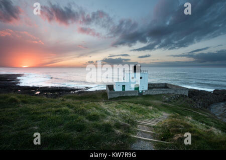 Tramonto al faro Bamburgh Northumberland Foto Stock