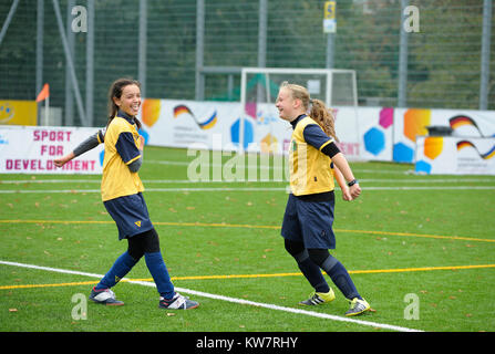 Le ragazze della squadra di calcio precedenti la vittoria. Il calcio ragazze Ucraina Coppa "EmPower ragazza". Ottobre 11, 2017. A Kiev, Ucraina Foto Stock