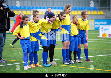 Le ragazze della squadra di calcio precedenti la vittoria. Il calcio ragazze Ucraina Coppa "EmPower ragazza". Ottobre 11, 2017. A Kiev, Ucraina Foto Stock