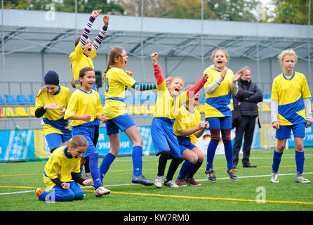 Le ragazze della squadra di calcio precedenti la vittoria. Il calcio ragazze Ucraina Coppa "EmPower ragazza". Ottobre 11, 2017. A Kiev, Ucraina Foto Stock