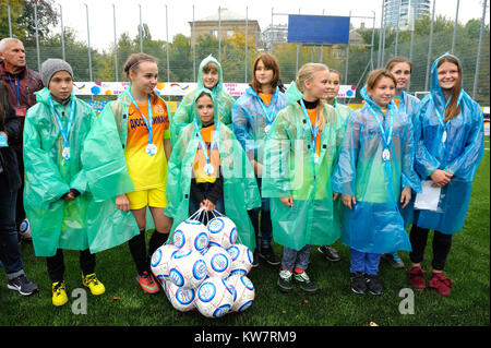 Le ragazze della squadra di calcio precedenti la vittoria. Il calcio ragazze Ucraina Coppa "EmPower ragazza". Ottobre 11, 2017. A Kiev, Ucraina Foto Stock