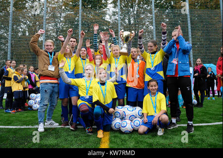 Le ragazze della squadra di calcio precedenti la vittoria. Il calcio ragazze Ucraina Coppa "EmPower ragazza". Ottobre 11, 2017. A Kiev, Ucraina Foto Stock