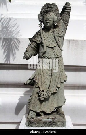 Statua di Pietra dea cinese vicino al muro bianco, wat Bowonniwet, Bangkok, Thailandia Foto Stock