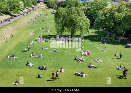 Persone e rilassante picnic al sole nei giardini di Princes Street di Edimburgo, Scozia