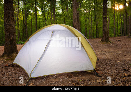 Sun circa per impostare su un campeggio con una tenda in nylon Foto Stock