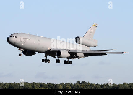 Il USAF McDonnell Douglas KC-10 Extender arrivando a RAF Mildenhall su una chiara mattina di dicembre dopo aver fatto la traversata atlantica da McGuire AFB. Foto Stock