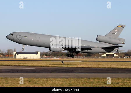 Il USAF McDonnell Douglas KC-10 Extender arrivando a RAF Mildenhall su una chiara mattina di dicembre dopo aver fatto la traversata atlantica da McGuire AFB. Foto Stock