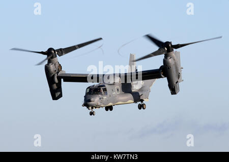 Il USAF delle forze speciali il comando CV-22B Osprey tenendo la partenza dalla base a RAF Mildenhall per un locale di prova d'aria. Aeromobile è assegnato al settimo SOS. Foto Stock