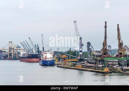 Swinoujscie, Polonia - 21 Luglio 2017: vista complessiva sul porto di Swinoujscie. Il porto di Swinoujscie è uno del più grande porto nel complesso il Balti Foto Stock