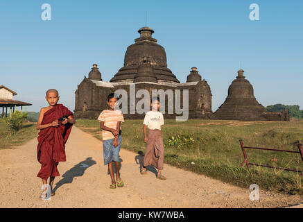 Ragazzi giocare davanti Laymyetnha Paya (Lemyethna Tempio), Mrauk U, Birmania (Myanmar) Foto Stock