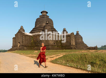 Monaco buddista fuori Laymyetnha Paya (Lemyethna Tempio), Mrauk U, Birmania (Myanmar) Foto Stock