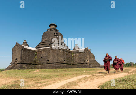 I monaci buddisti raccolgono mattina alms nella parte anteriore del Laymyetnha (Lemyethna) tempio di Mrauk U, Birmania (Myanmar) Foto Stock