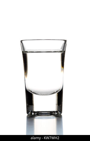 Disco tedesco liquore Grappa alla Korn nel colpo di vetro su sfondo bianco Foto Stock