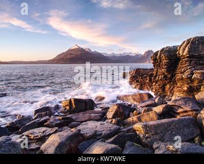 La famosa Baia rocciosa di Elgol sull'Isola di Skye in Scozia. Il Cuillins mountain in background. Fotografato al tramonto. Foto Stock