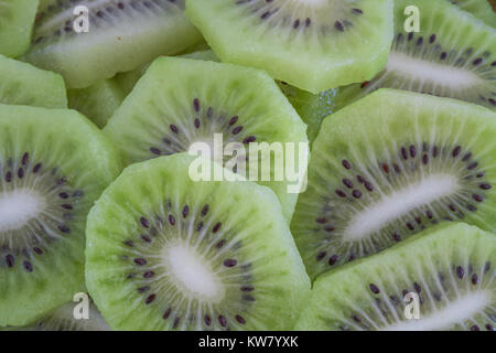 Verde Kiwi fette completa sullo sfondo del telaio Foto Stock