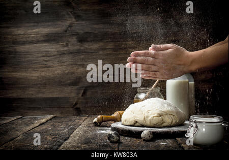 Preparazione della pasta da ingredienti freschi. Su uno sfondo di legno. Foto Stock