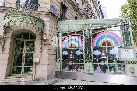 Parigi, Francia - 26 settembre 2017: lusso francese panificio negozio Laduree in Avenue Champs Elysees. Foto Stock