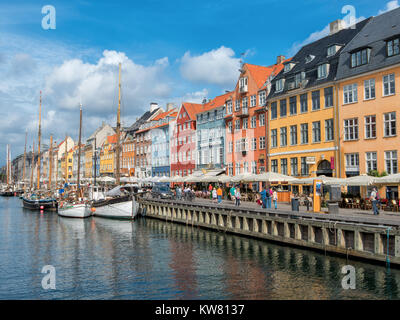 Nyhavn, un secolo XVII quartiere portuale nel centro di Copenhagen e attualmente un popolare lungomare di attrazione turistica e il quartiere del divertimento. Foto Stock