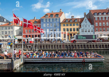 Tour in barca a Nyhavn, un secolo XVII quartiere portuale nel centro di Copenhagen e attualmente una popolare attrazione turistica Foto Stock