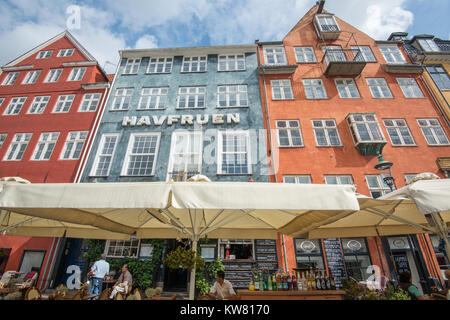 Ristorante a Nyhavn, un secolo XVII quartiere portuale nel centro di Copenhagen e attualmente un popolare lungomare di attrazione turistica. Foto Stock