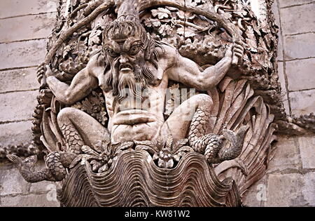 Dettaglio di una statua, la raffigurazione di un mitico triton, che simboleggiano l'allegoria della creazione del mondo, pena Palace (Palácio da Pena), Sintra. Foto Stock