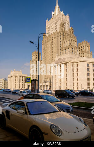 Porsche auto parcheggiata presso il Ministero degli Affari esteri della Russia edificio principale, Smolenskaya-Sennaya pl, che mostra la vecchia e la nuova Mosca, Russia. Foto Stock