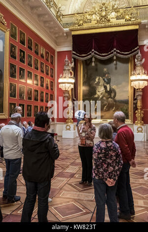 I visitatori con tour guida di visualizzazione di quadri nel 1812 guerra Gallery allo stato Hermitage Museum di San Pietroburgo, Russia Foto Stock