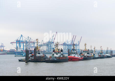 Amburgo, Germania - 20 dicembre 2016: Tug barche in attesa di venire n azione nel porto di Amburgo area Foto Stock