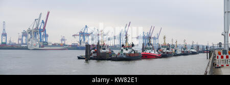 Amburgo, Germania - 20 dicembre 2016: Tug barche in attesa di venire n azione nel porto di Amburgo area Foto Stock