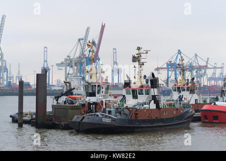 Amburgo, Germania - 20 dicembre 2016: Tug barche in attesa di venire n azione nel porto di Amburgo area Foto Stock