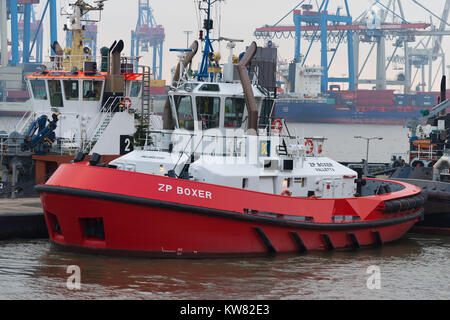 Amburgo, Germania - 20 dicembre 2016: Tug barche in attesa di venire n azione nel porto di Amburgo area Foto Stock