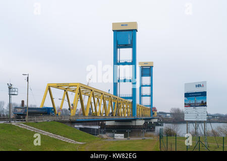 Amburgo, Germania - 20 dicembre 2016: Kattwyk Ponte del porto di Amburgo Foto Stock