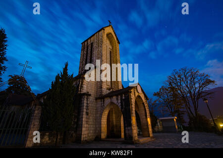 Antica chiesa in pietra di sapa con il blu del cielo notturno più popolari destinazioni di viaggio di sapa norhtern del Vietnam Foto Stock