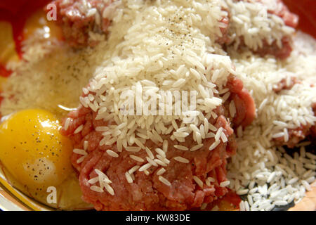 Ingredienti per zuppa di polpette, pronti per essere mescolati Foto Stock