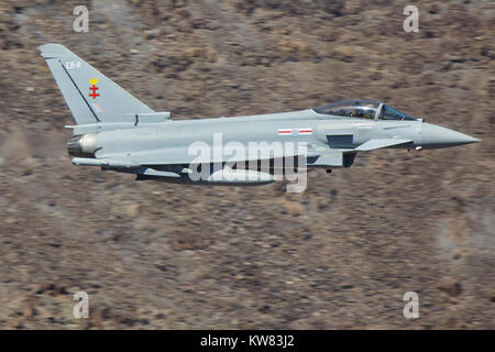 Royal Air Force britannica Typhoon FGR4 jet fighter volando a bassa quota e ad alta velocità attraverso il Rainbow Canyon, California, USA. Foto Stock