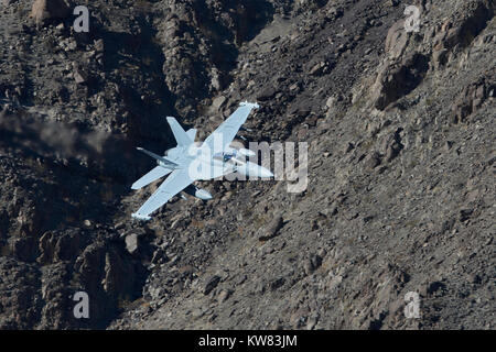 US Navy Boeing EA-18G Growler Electronic Warfare Jet, volare a livello basso attraverso il Rainbow Canyon California. Foto Stock