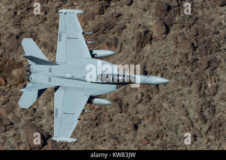 US Navy EA-18G Growler Electronic Warfare aerei volando a bassa quota e ad alta velocità attraverso il Rainbow Canyon California. Foto Stock