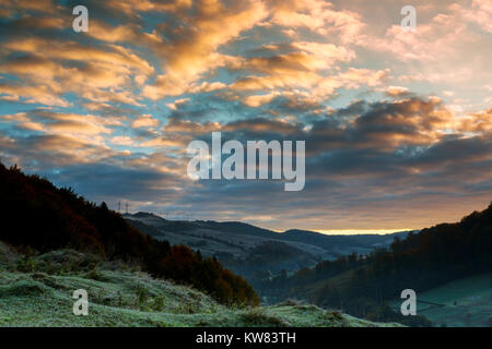 Majestic sunrise nelle montagne paesaggio. Bella mattina autunnale sul punto di vista al di sopra del deep forest Foto Stock