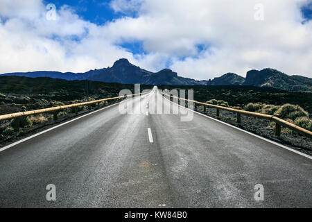 Strada solitaria tra i monti Foto Stock