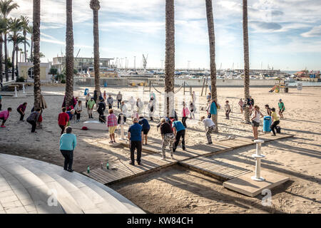 Le persone anziane a fare gli esercizi sulla spiaggia. Uno stile di vita sano, uno stile di vita attivo pensionato a Benidorm, Costa Blanca Foto Stock