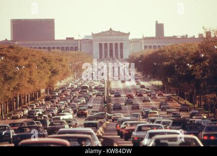 Vetture su occupato Lake Shore Drive lungo il lago Michigan a Chicago, Illinois, ottobre 1973. Immagine cortesia John White/US National Archives. Immagine cortesia archivi nazionali. Foto Stock