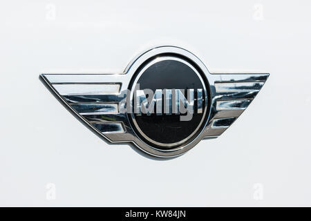Logo Mini cooper su auto bianca. Si tratta di un modello prodotto dalla BMW dal 2000. BMW è un veicolo di lusso tedesco, moto, e la produzione di motori Foto Stock